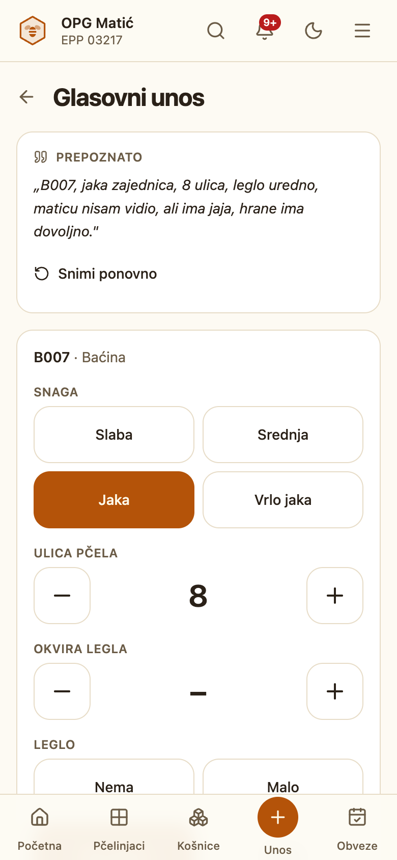 Glasovni unos u aplikaciji: iznad je transkript izgovorenog, ispod obrazac popunjen za košnicu B007 na pčelinjaku Baćina — snaga „jaka“, osam ulica pčela.